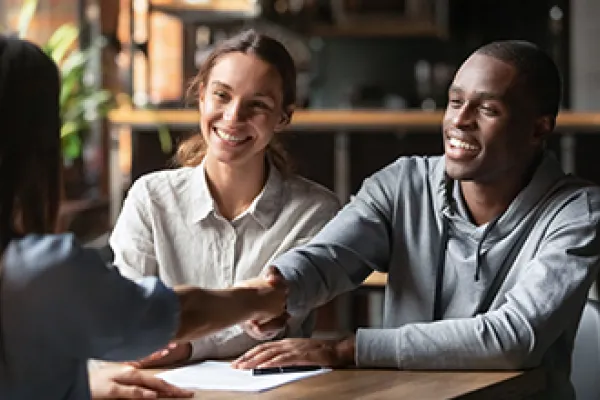 Couple getting mortgage